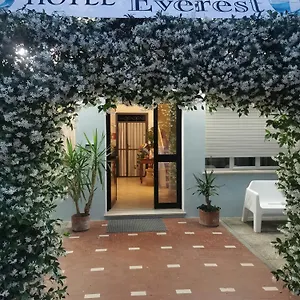  Hotel Everest